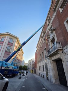 Grúa telescópica Bermejo elevando el equipo de refrigeración de precisión Vertiv en la sede del Fondo Español de Garantía Agraria, Calle Beneficencia, Madrid