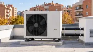 Bomba de calor en la cubierta de un edificio residencial, como ilustración de una renovación de calefacción