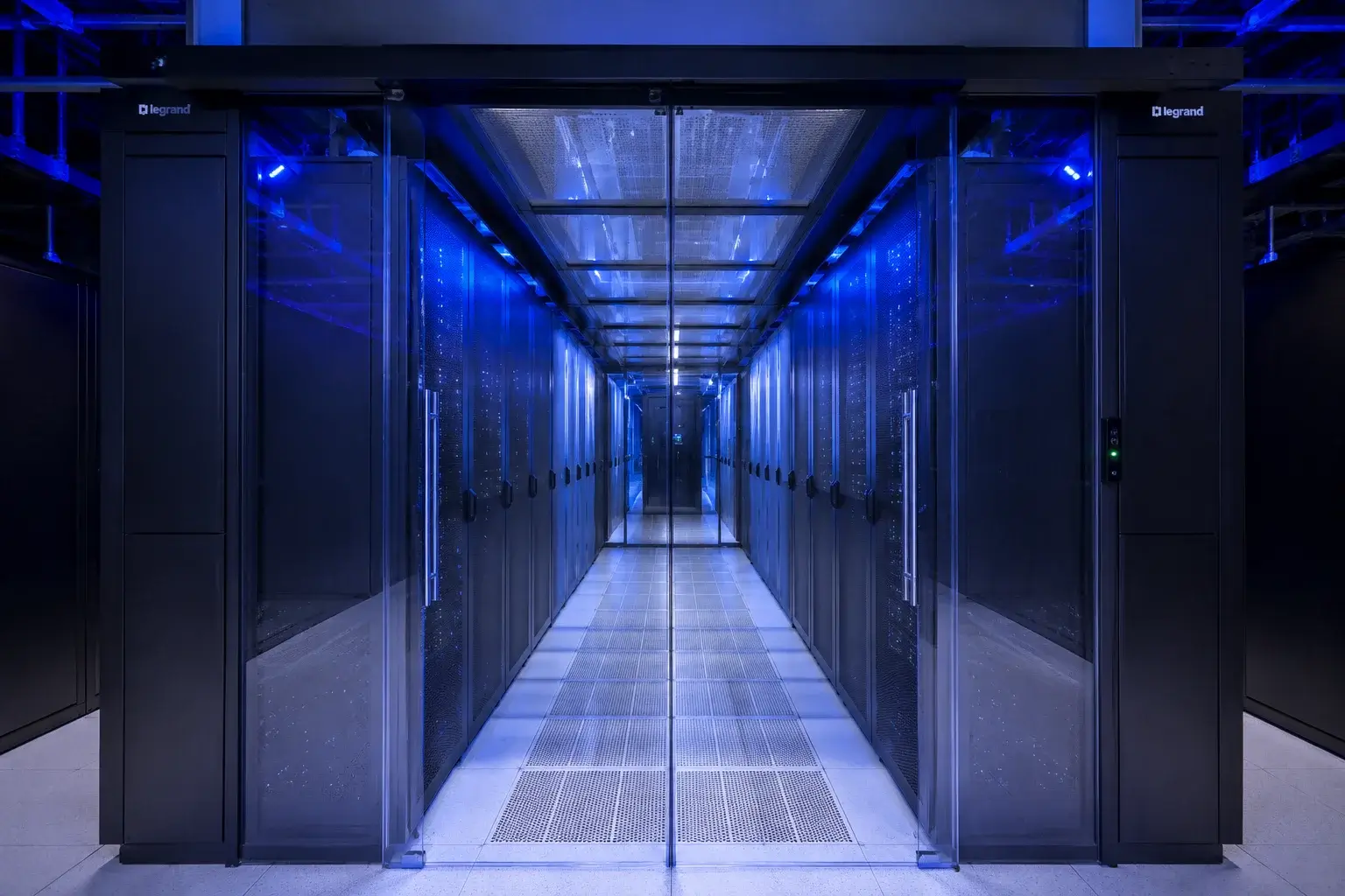 Sistema de contención de pasillo frío en centro de procesamiento de datos con puertas correderas y techo sellado