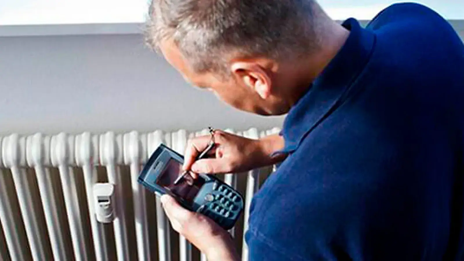 Instalación y configuración de un repartidor de costes sobre un radiador de calefacción