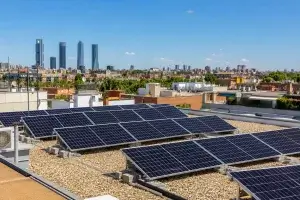 Instalación de placas solares fotovoltaicas en cubierta de comunidad de propietarios en Madrid