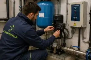 Tecnico de Climatermia revisando grupo de presion Grundfos