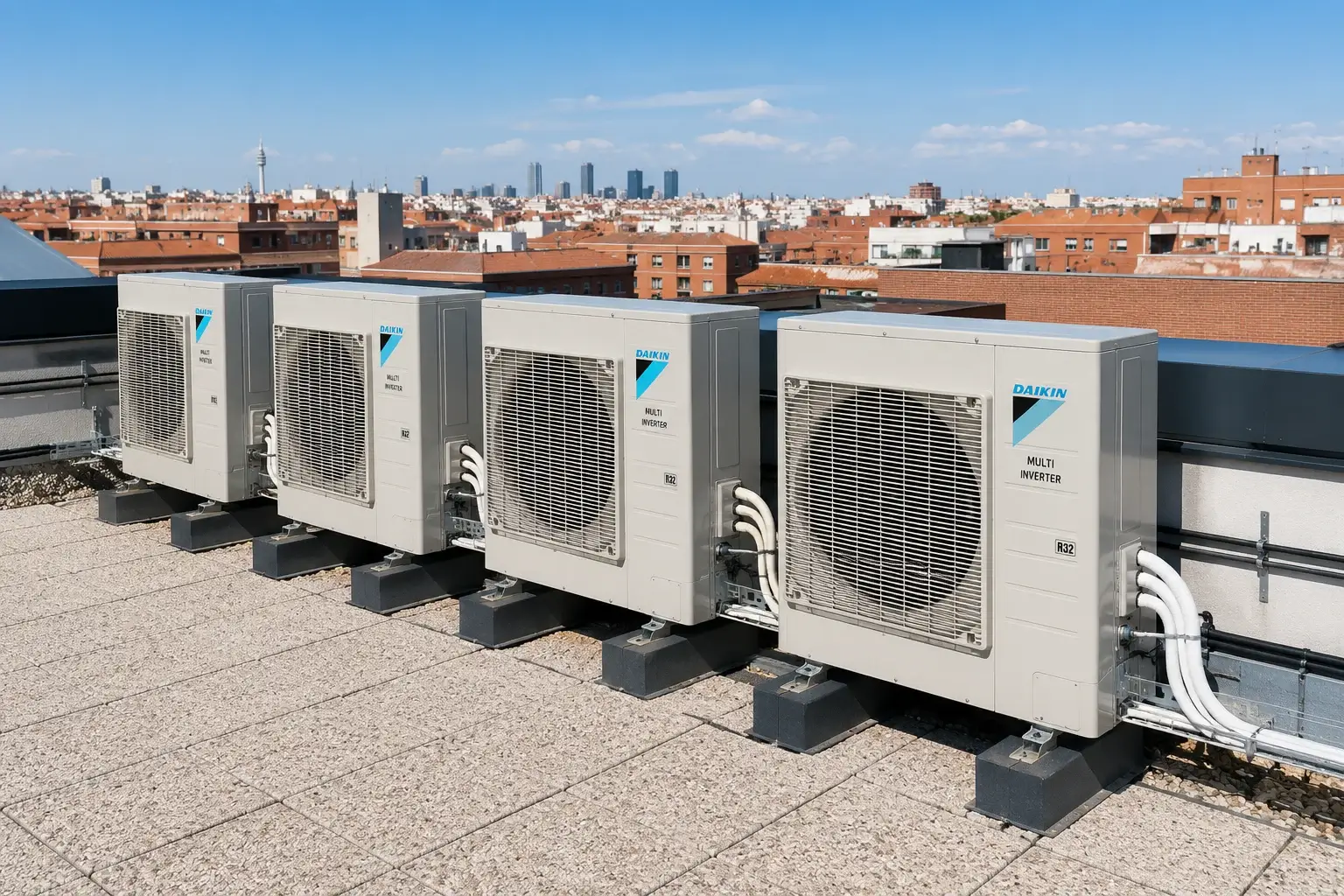 Unidades exteriores de aire acondicionado Daikin instaladas en azotea de comunidad de propietarios en Madrid